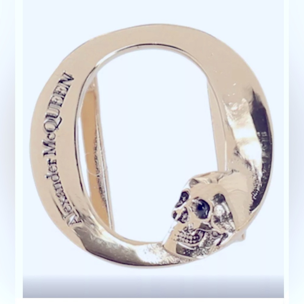 NEW Alexander McQueen Alphabet Skull Sneaker Charm in Gold “Letter O”.